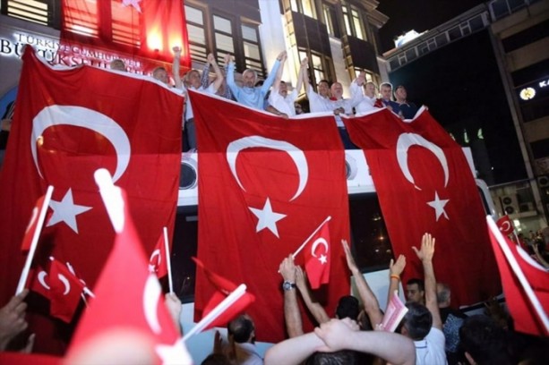 Foto - Türkiye darbeye karşı durdu!