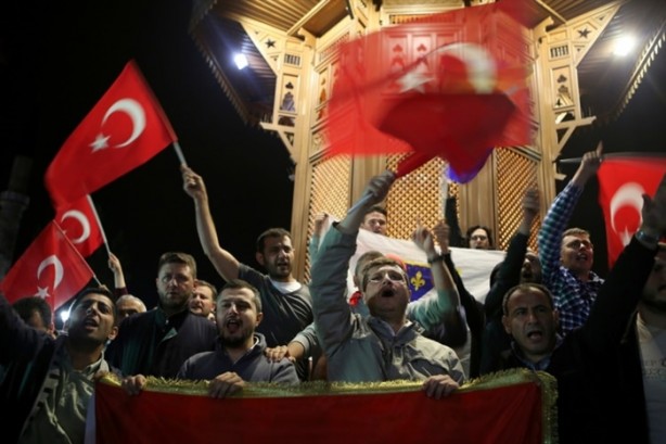 Foto - Türkiye darbeye karşı durdu!