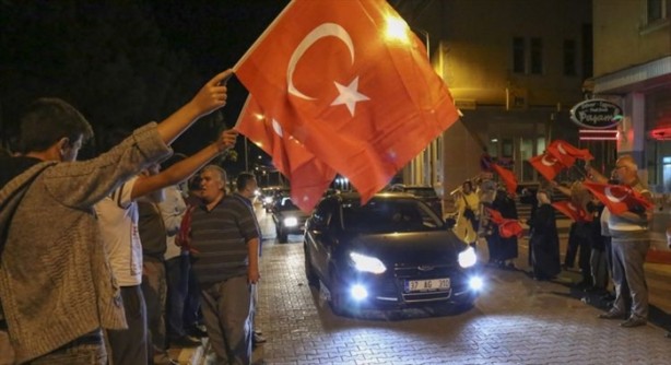 Foto - Türkiye darbeye karşı durdu!