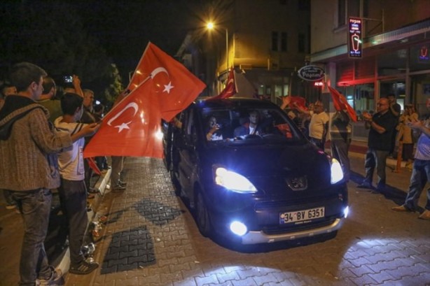 Foto - Türkiye darbeye karşı durdu!