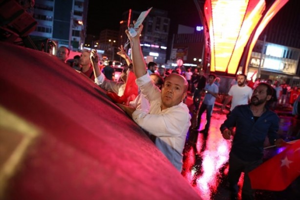 Foto - Türkiye darbeye karşı durdu!