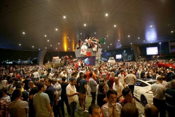 Foto - Türkiye darbeye karşı durdu!