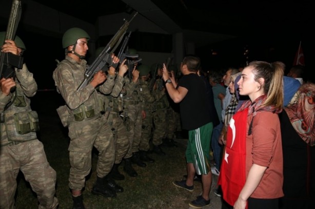 Foto - Türkiye darbeye karşı durdu!