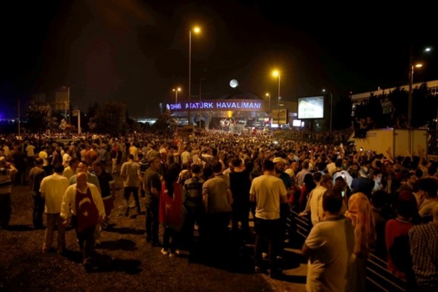 Foto - Türkiye darbeye karşı durdu!