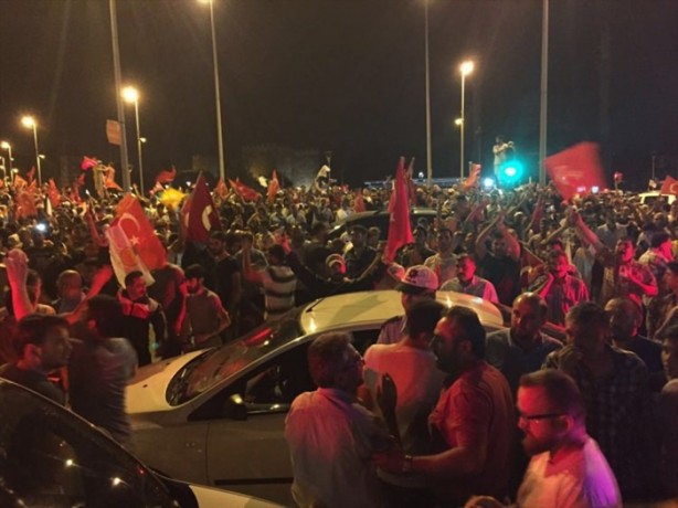 Foto - Türkiye darbeye karşı durdu!