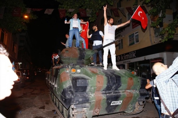 Foto - Türkiye darbeye karşı durdu!