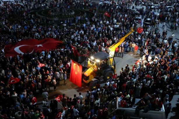 Foto - Türkiye darbeye karşı durdu!