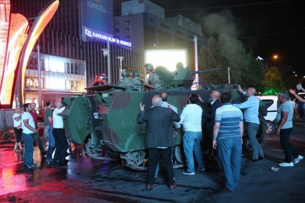Foto - Türkiye darbeye karşı durdu!