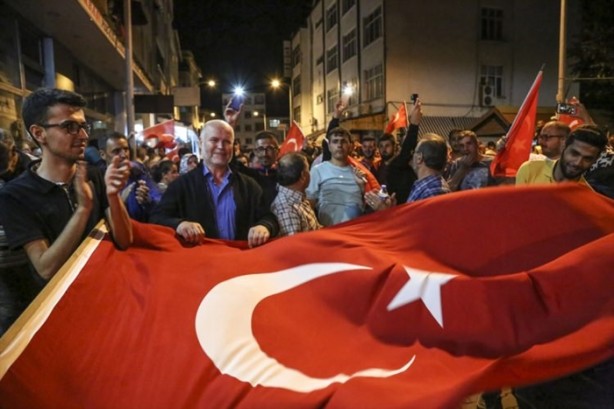 Foto - Türkiye darbeye karşı durdu!