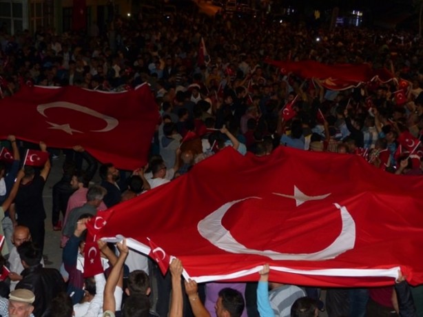 Foto - Türkiye darbeye karşı durdu!
