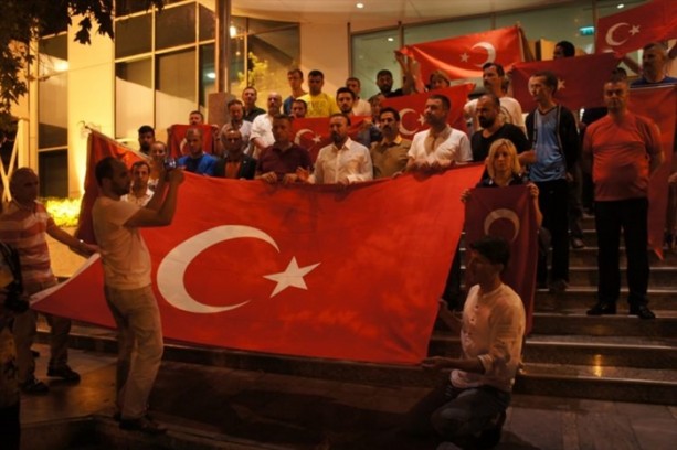 Foto - Türkiye darbeye karşı durdu!