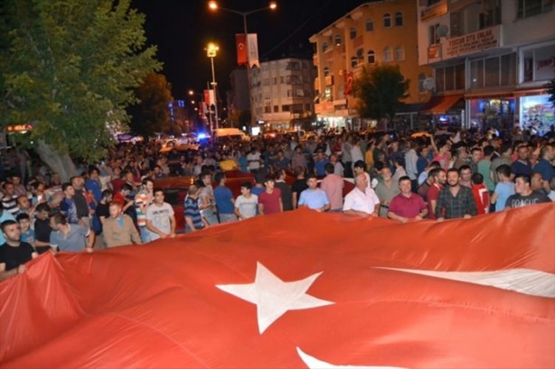 Foto - Türkiye darbeye karşı durdu!