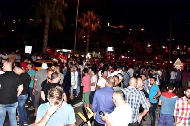 Foto - Türkiye darbeye karşı durdu!