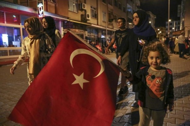 Foto - Türkiye darbeye karşı durdu!
