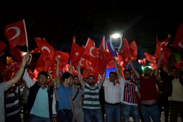 Foto - Türkiye darbeye karşı durdu!