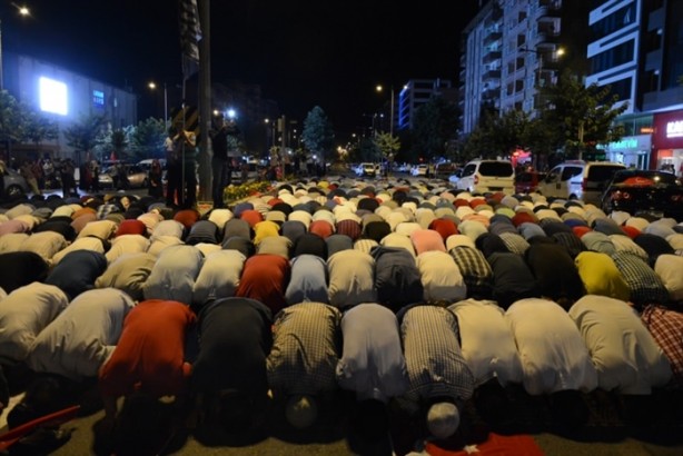 Foto - Türkiye darbeye karşı durdu!