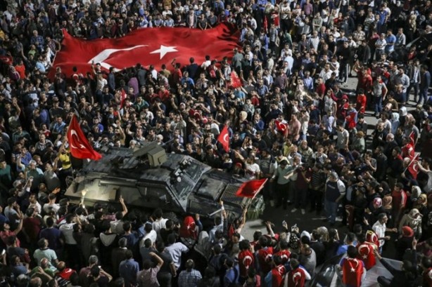 Foto - Türkiye darbeye karşı durdu!