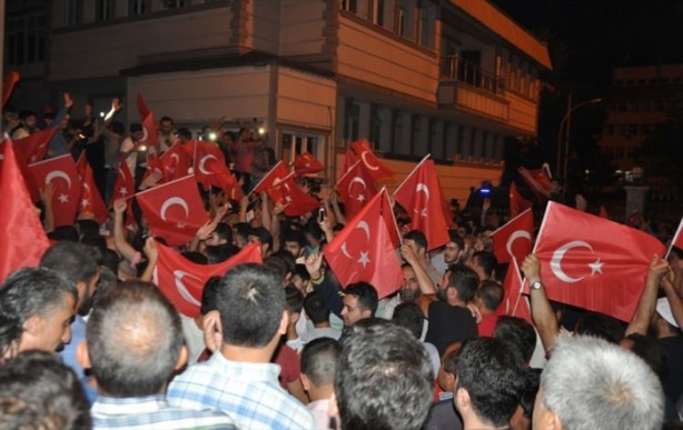 Foto - Türkiye darbeye karşı durdu!