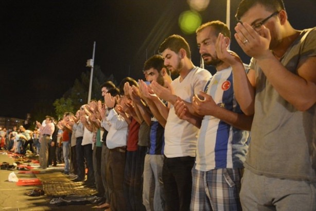 Foto - Türkiye darbeye karşı durdu!