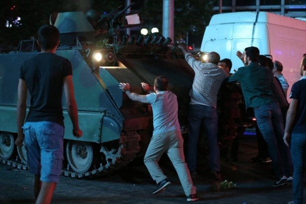 Foto - Türkiye darbeye karşı durdu!