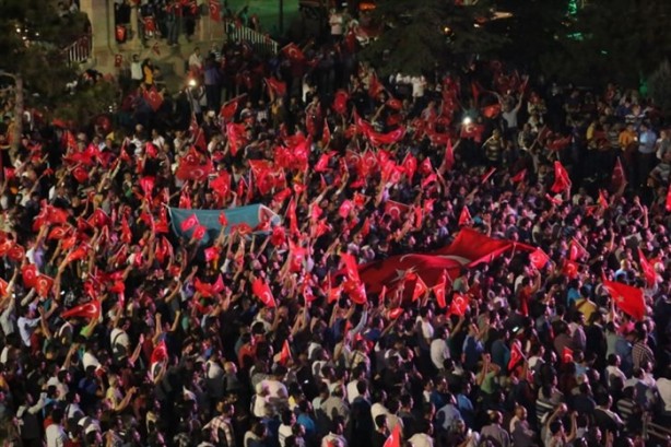 Foto - Türkiye darbeye karşı durdu!