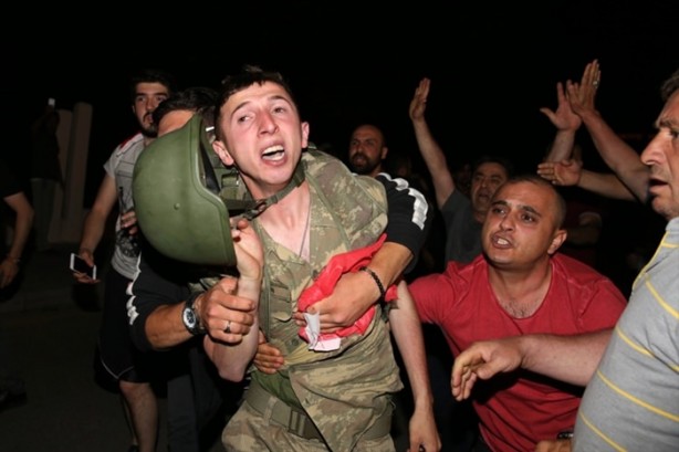 Foto - Türkiye darbeye karşı durdu!