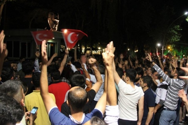 Foto - Türkiye darbeye karşı durdu!