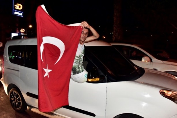 Foto - Türkiye darbeye karşı durdu!
