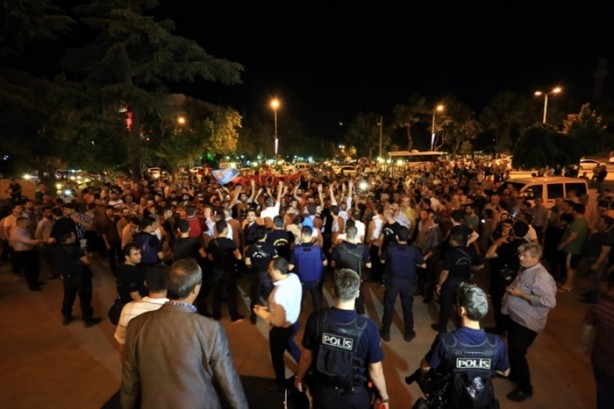 Foto - Türkiye darbeye karşı durdu!