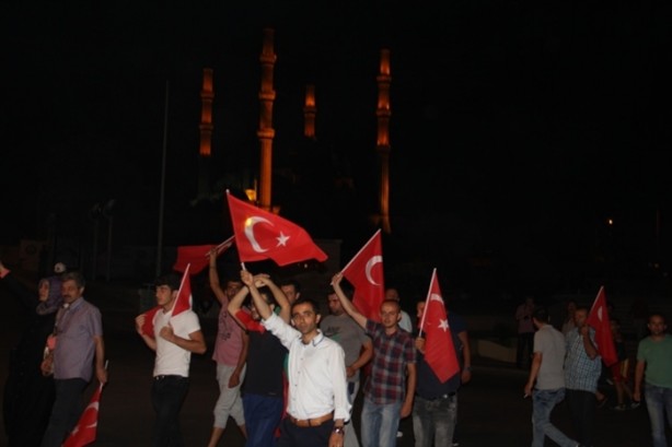 Foto - Türkiye darbeye karşı durdu!