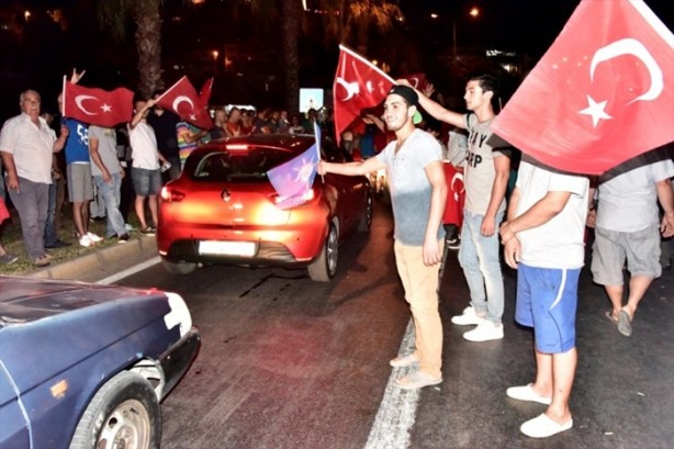 Foto - Türkiye darbeye karşı durdu!
