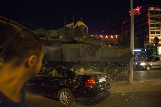 Foto - Türkiye darbeye karşı durdu!