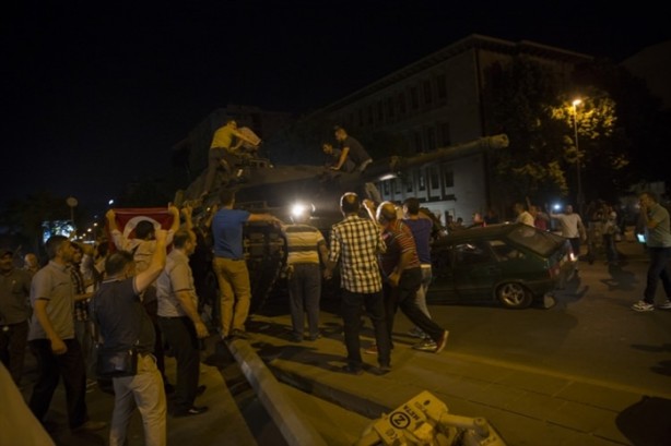 Foto - Türkiye darbeye karşı durdu!