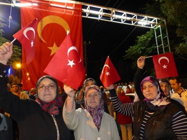 Foto - Türkiye darbeye karşı durdu!