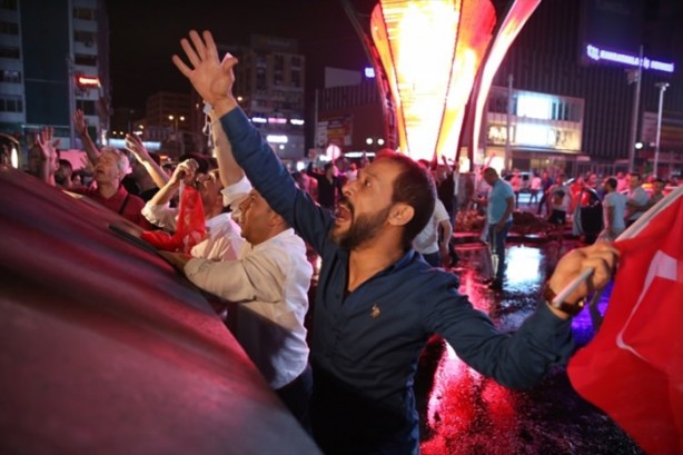 Foto - Türkiye darbeye karşı durdu!