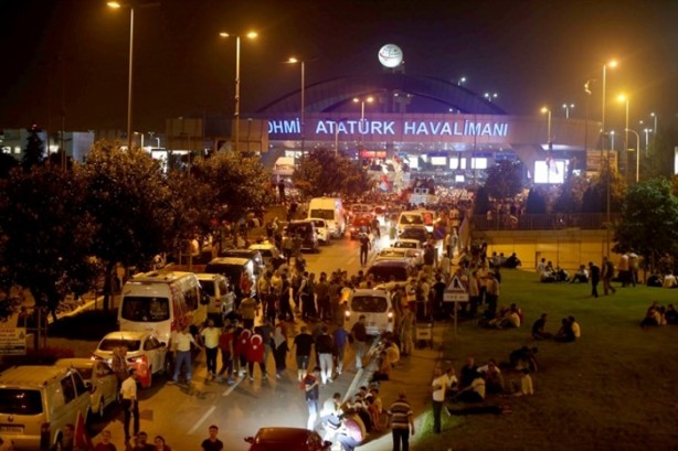 Foto - Türkiye darbeye karşı durdu!