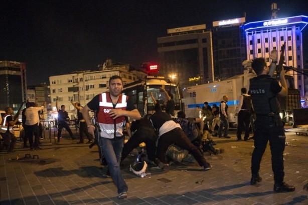 Foto - Türkiye darbeye karşı durdu!