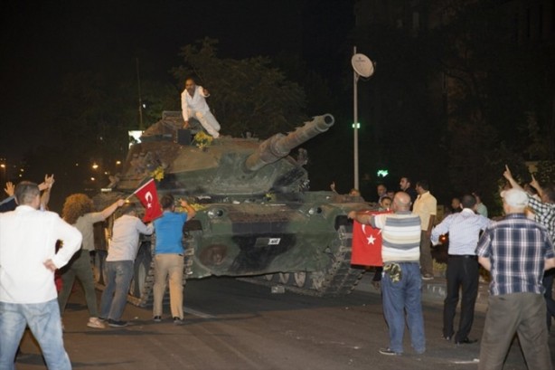 Foto - Türkiye darbeye karşı durdu!