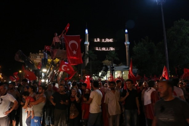 Foto - Türkiye darbeye karşı durdu!