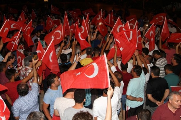 Foto - Türkiye darbeye karşı durdu!