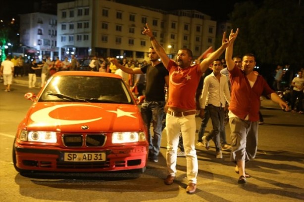 Foto - Türkiye darbeye karşı durdu!