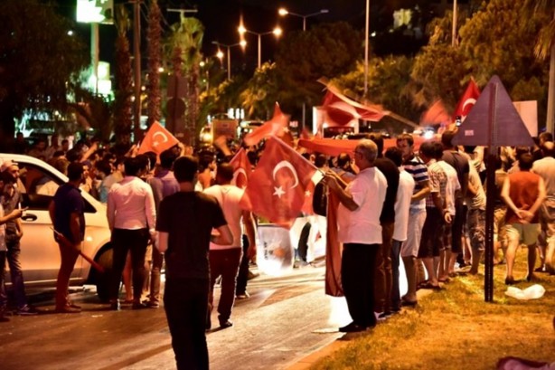 Foto - Türkiye darbeye karşı durdu!