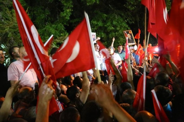 Foto - Türkiye darbeye karşı durdu!