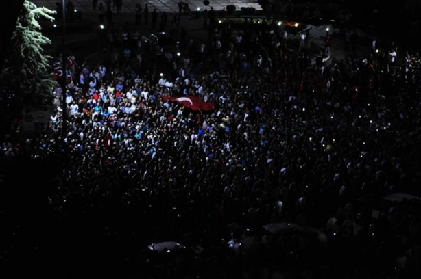 Foto - Türkiye darbeye karşı durdu!