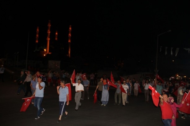 Foto - Türkiye darbeye karşı durdu!