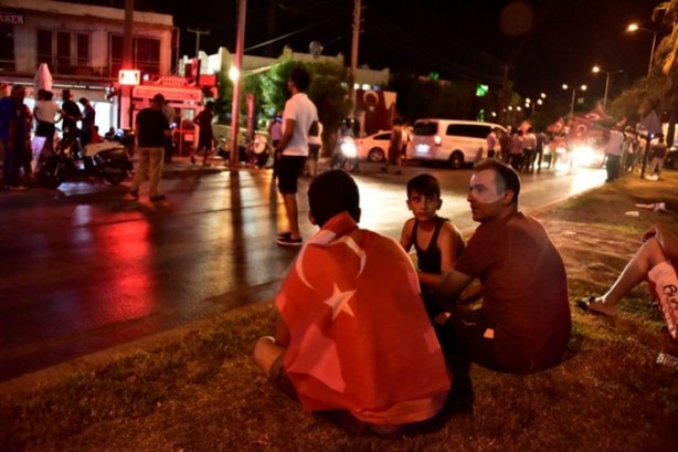Foto - Türkiye darbeye karşı durdu!