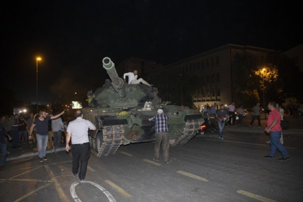 Foto - Türkiye darbeye karşı durdu!