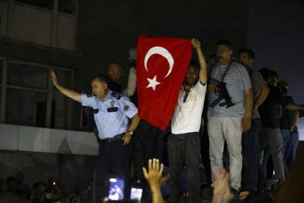 Foto - Türkiye darbeye karşı durdu!