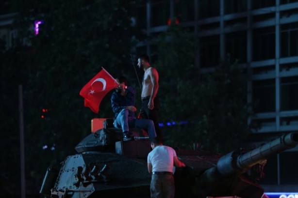 Foto - Türkiye darbeye karşı durdu!