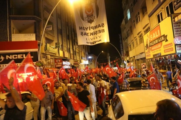 Foto - Türkiye darbeye karşı durdu!